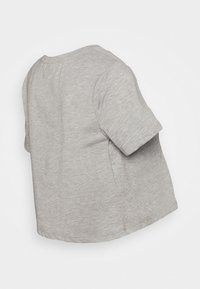 Jednoduché světle šedé melírované tričko s krátkým rukávem a kulatým výstřihem, vystavené na bílém pozadí.