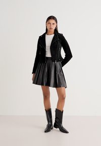 Vero Moda VMNAOMIELLY SHORT COATED SKIRT - sukňa v tvare A - black