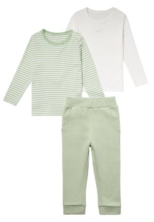 Ensemble pour enfant composé de trois pièces, comprenant une chemise à manches longues blanche avec le texte "sourire" et une chemise verte à rayures avec un pantalon de jogging vert assorti.