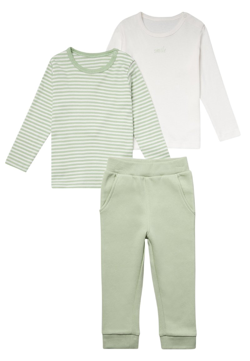 Dreiteiliges Kinderoutfit mit einem weißen Langarmshirt mit "smile"-Text und einem grün gestreiften Shirt sowie passenden grünen Sweatpants.