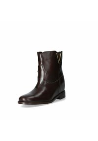 Stivale alla caviglia in pelle marrone con un design elegante, colletto curvo e dettagli in tonalità oro. Presenta un tacco basso e una superficie testurizzata.