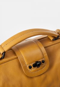 Aunts & Uncles MRS CUSTARD PIE - Handtas - satin brass