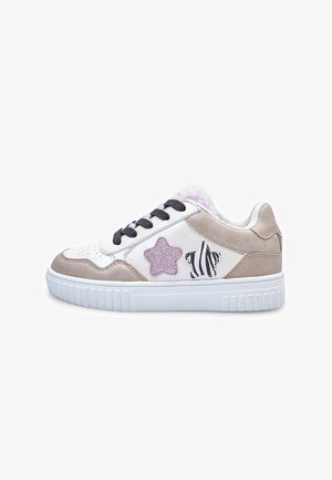 Chaussure de sport blanche et beige avec une étoile en paillettes roses et des accents d'étoiles noir et blanc rayés. Elle présente un design à lacets et une semelle texturée.