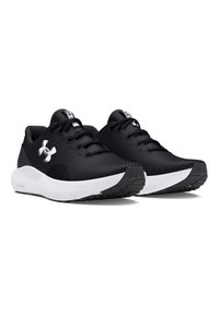 Schwarze Athletikschuhe mit einem strukturierten Mesh-Obermaterial, weißen Sohlen und runden Schnürsenkeln. Ausgestattet mit einem auffälligen Logo an der Seite und einem gemusterten Profil.