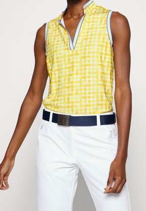 Ärmelloses gelbes kariertes Hemd mit blau-weiß gestreiftem Kragen, kombiniert mit weißen Hosen und einem marineblauen Gürtel mit Metallschnalle.