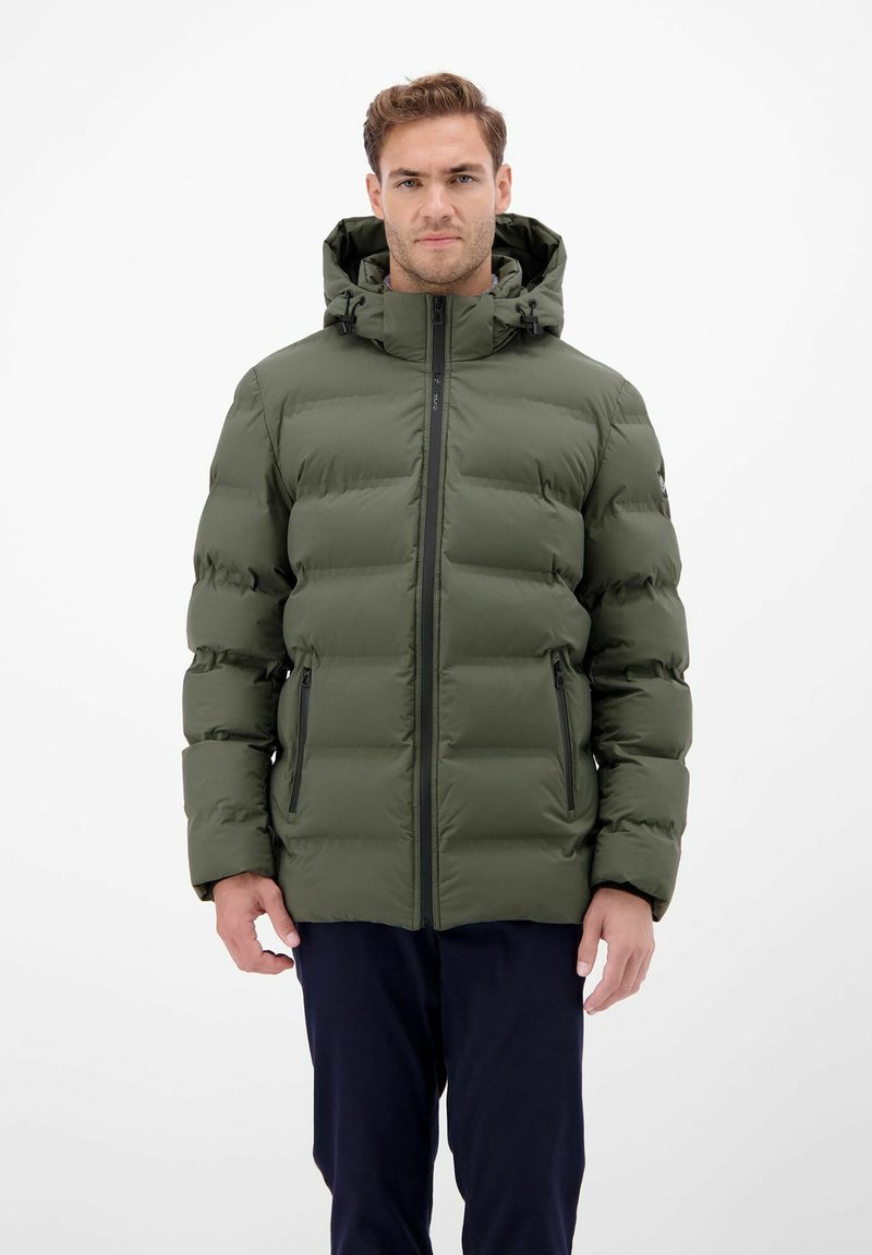 Zielona kurtka puchowa z kapturem, zapinana na zamek z przodu, z dwoma kieszeniami po bokach i poziomym pikowaniem. Materiał wydaje się gładki i ocieplany.