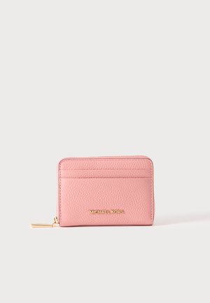Portafoglio in pelle rosa strutturata con cerniera dorata e logo Michael Kors sul fronte, mostrato su uno sfondo chiaro e uniforme.