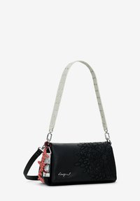 Borsa a spalla in pelle nera con design floreale in rilievo, hardware in argento e tracolla grigia removibile con borchie tonde e un charm.
