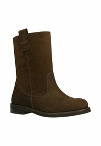 Bruine suède enkelboot met een ronde neus, contrasterende stiksels, een trekhaak en een lage gestapelde hak. Eenvoudig ontwerp met een gladde textuur.