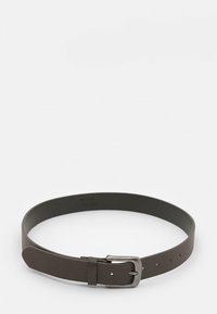 Brun læderbælte med en sølvfarvet metalspænde, der har en glat overflade og flere justeringshuller langs remmen.