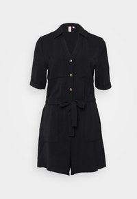 Svart kortermet jumpsuit med nothals, frontknappelukking, to brystlommer og belte av stoff i midjen. Rynkete tekstur.