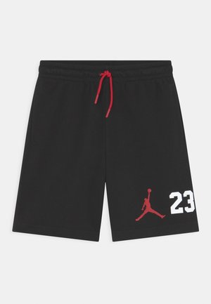 Pantalones cortos negros con cintura elástica y cordón rojo. Presentan un "23" blanco y un logo Jumpman rojo en el muslo izquierdo.
