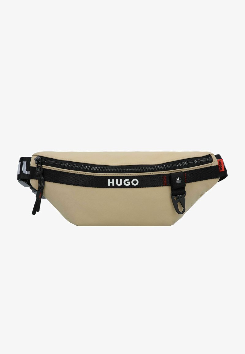 Banane en tissu beige avec une fermeture éclair noire sur le dessus, dotée d'une sangle noire portant le logo "HUGO" et d'une petite attache à clip.