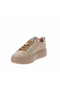 Zapatillas de plataforma beige con un acabado brillante, que presentan cordones marrones, acentos decorativos y una suela texturizada para mayor agarre.