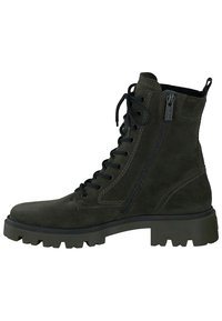 Botín de ante verde oscuro con cordones en la parte delantera, cremallera lateral, suela de goma gruesa y detalle de costura en contraste.