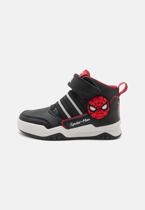 Sneaker alte nere con accenti rossi, dotate di un patch con il logo di Spider-Man, fasce in velcro a righe e una suola in gomma bianca.