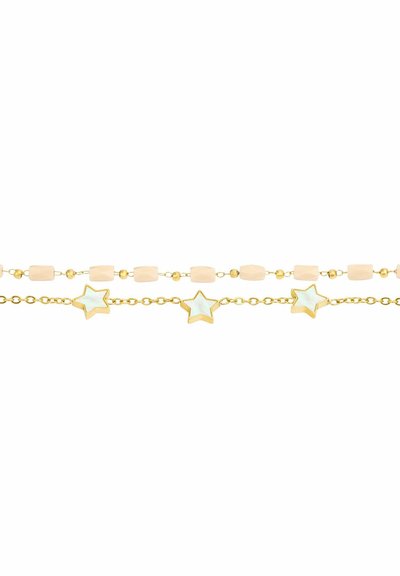 Collar en tono dorado que presenta un diseño alternado de estrellas y cuentas rectangulares, con acentos de piedras suaves y pálidas a lo largo de la cadena.