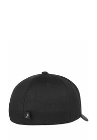 Cappello a visiera piatta nera realizzato in tessuto texturizzato. Presenta una forma arrotondata e un piccolo etichetta con il logo Kangol su un lato. Nessun motivo o dettaglio visibile.