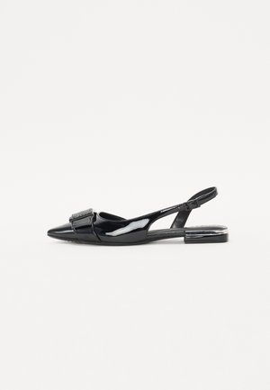 Pantofi slingback din piele lăcuită neagră, cu vârful ascuțit, având o curea lată și detaliu cu cataramă. Toc mic, tip bloc, cu accente strălucitoare.