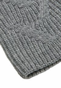 Grijze gebreide wollen beanie met geribde manchetten en kabelbreipatroon op een witte achtergrond.