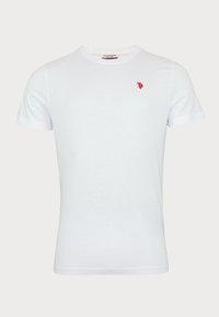 Tricou alb din bumbac, cu guler rotund și mâneci scurte. Are un mic logo brodat roșu pe pieptul stâng.