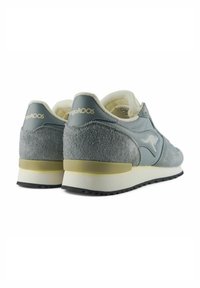 Sneaker in suede e pelle grigia con soletta bianca e suola nera. Presentano un design sobrio e un marchio discreto sul tallone.