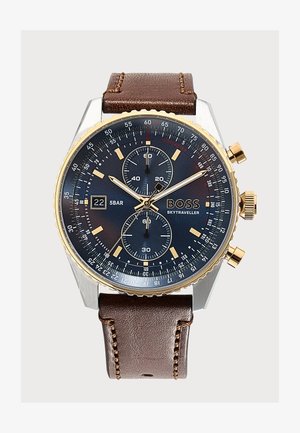 Zegarek chronograf z czarną tarczą, złotymi akcentami, okienkiem daty, dwoma subtarczami, brązowym skórzanym paskiem i oznaczeniem BOSS Skytraveller.