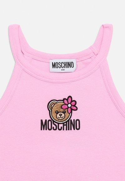 Ροζ ριμπ αμάνικη μπλούζα με ετικέτα Moschino Kid και κεντημένο πρόσωπο αρκουδάκι με ροζ λουλούδι πάνω από το όνομα της μάρκας.