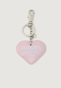 Rózsaszín szív alakú kulcstartó fehér "tommy jeans" hímzéssel, ezüst csillag charmsal, valamint fémből készült karabinerrel és gyűrűvel a rögzítéshez.