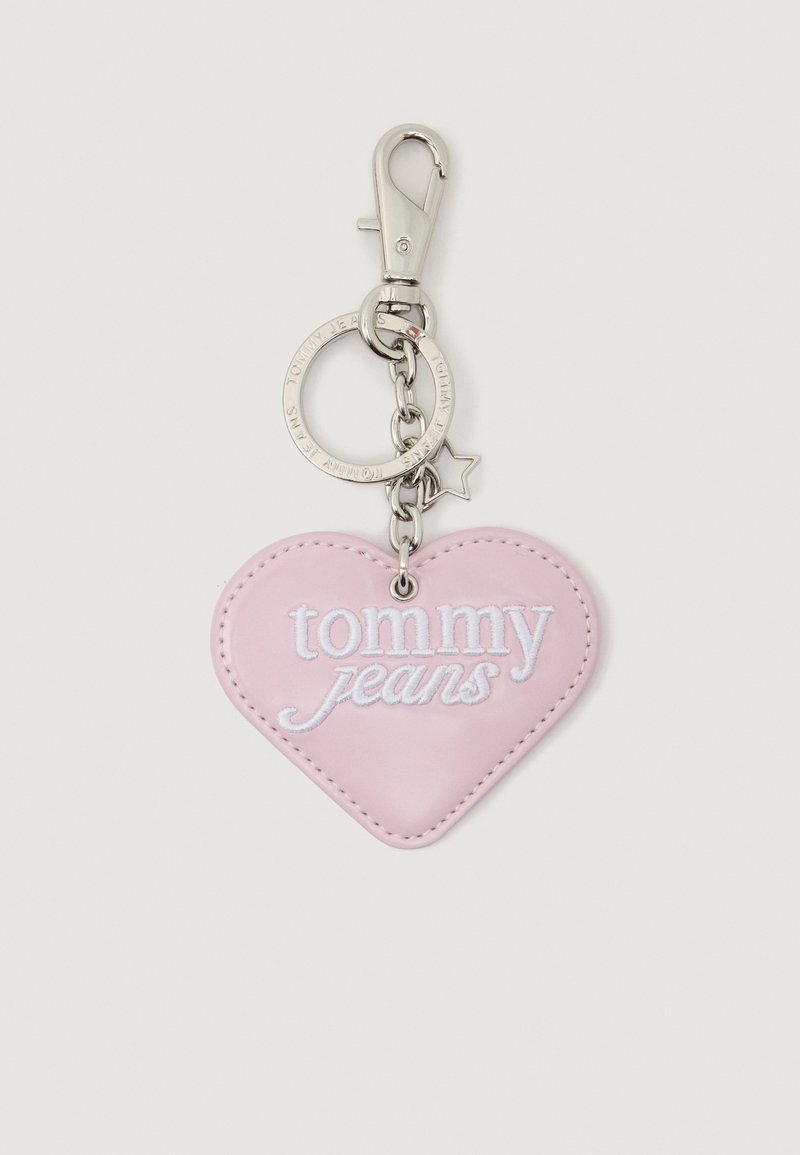 Rózsaszín szív alakú kulcstartó fehér "tommy jeans" hímzéssel, ezüst csillag charmsal, valamint fémből készült karabinerrel és gyűrűvel a rögzítéshez.
