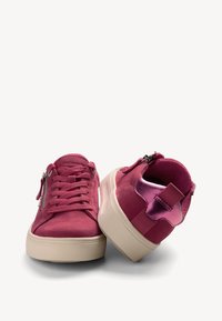 Sneakers in suede rosa con punta tonda, accenti testurizzati a contrasto, zip laterale e tacco rialzato su suola in gomma beige.