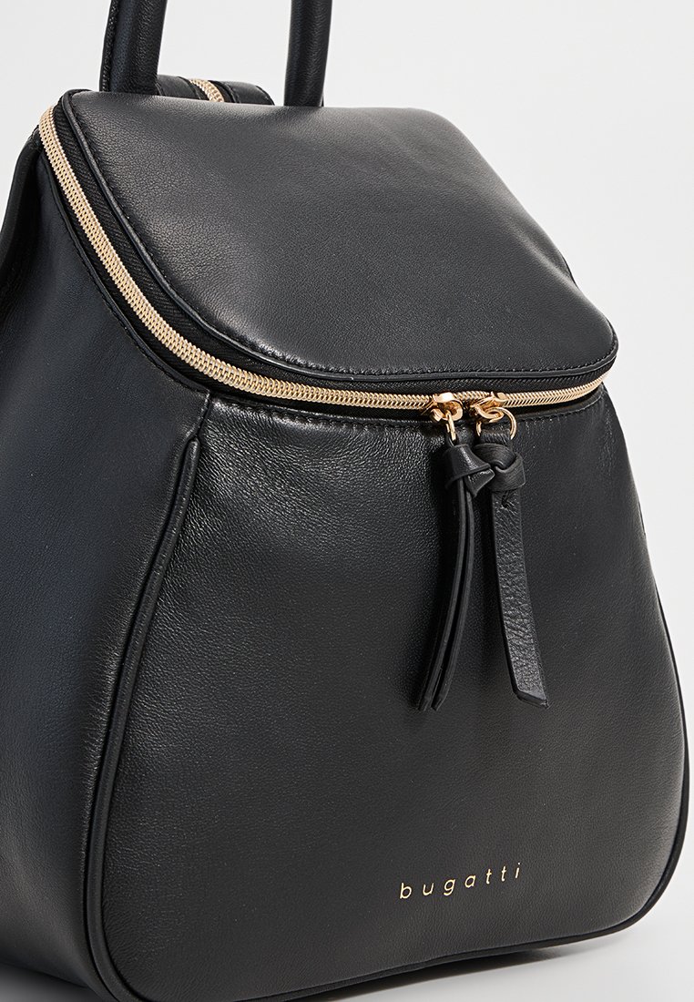 Sac à dos en cuir noir avec une texture lisse, fermeture éclair dorée et détail en frange. Le nom de la marque "bugatti" est embossé en doré à l'avant.