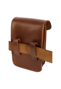 Bruine leren tas met een gladde afwerking, voorzien van twee leren riemen en een suede accentriem. Compact rechthoekig van vorm, minimalistisch ontwerp.