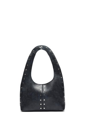 Črna usnjena torbica s srebrnimi kovinskimi okrasnimi zatiči ob robovih, z kratkim zgornjim ročajem in širšim ukrivljenim odpiranjem.