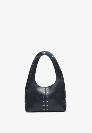 Borsa nera in pelle con borchie metalliche argentate lungo i bordi, dotata di un manico corto superiore e un'apertura ampia e curva.