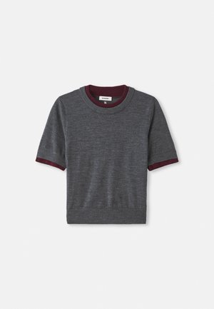 Grijze short-sleeve trui met een bordeauxrode geribbelde kraag en mouwen; gemaakt van zachte stof met een aansluitende pasvorm en lichte textuur.