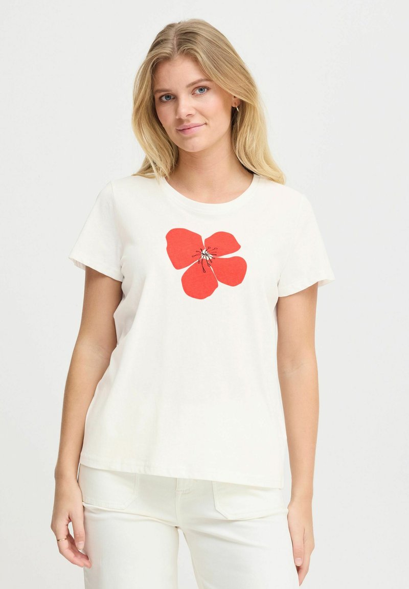 Camiseta de algodón crema con un diseño gráfico de flor roja en el centro, mangas cortas y cuello redondo. Tela suave y ligera.