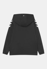 Schwarzer Kapuzenpullover mit langen Ärmeln, der über weiße Streifenakzente an den Seiten und ein Logo im Nackenbereich auf der Rückseite verfügt. Sanfte Stofftextur.