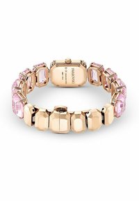 Reloj de tono dorado con una pulsera articulada que presenta cristales rectangulares rosas y acentos metálicos octagonales. La parte trasera muestra el logo de la marca y la resistencia al agua.