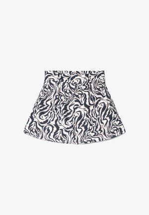 Schwarz-weißes, abstraktes, wellenförmiges Muster auf einem plissierten kurzen Rock mit hoher Taille und A-Linien-Form vor weißem Hintergrund.