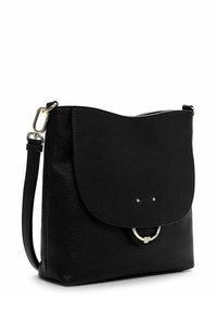 Borsa a tracolla in pelle nera con chiusura a pattina decorata da un piccolo anello in argento e una tracolla regolabile con accessori in oro.
