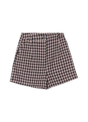 Pantalones cortos de cuadros en blanco y rosa pálido, con cintura ajustada, cierre de botón en la parte delantera y un diseño a medida con líneas limpias.