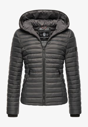 Giubbotto di piuma grigio con cappuccio, caratterizzato da un design trapuntato, chiusura frontale con zip e due tasche laterali. Tessuto liscio e lucido con polsini a costine.