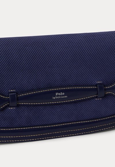 Μπλε υφασμάτινο clutch με υφή, με navy δερμάτινες λεπτομέρειες και λευκές ραφές, με το λογότυπο "Polo by Ralph Lauren" στο κέντρο μπροστά.