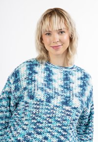 Fonalból készült pulóver, kék és fehér árnyalatok keverékével, kerek nyakkivágással és laza szabással, texturált, mintás dizájnnal.