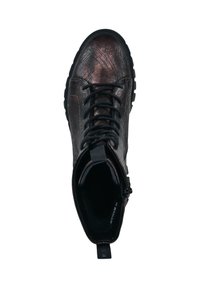 Botín de tobillo con textura de bronce, cordones negros y suela de goma. Cuenta con un zipper lateral y una tira para facilitar el uso. El interior está forrado con un material oscuro.