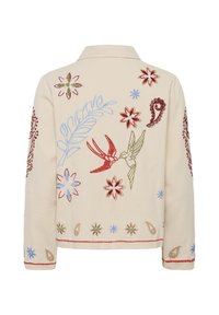 Jachetă bej cu păsări roșii și verzi brodate, flori multicolore, frunză albastră și modele paisley pe spate și mâneci.