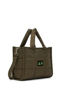 Borsa tote trapuntata verde oliva con manici doppi e tracolla regolabile. Presenta una toppa nera con logo geometrico verde.
