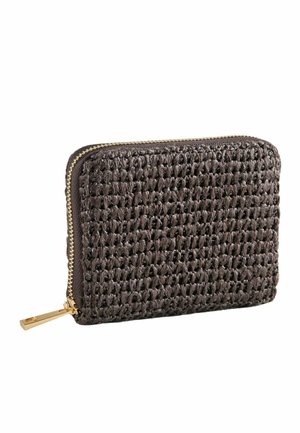 Sötétbarna, szőtt textúrájú, téglalap alakú pénztárca arany cipzárral és húzófüllel, fehér háttéren fényképezve.