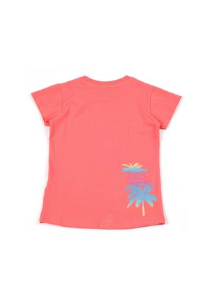 T-shirt corail à manches courtes, vu de dos, avec un petit motif multicolore de palmier près de l’ourlet inférieur droit.